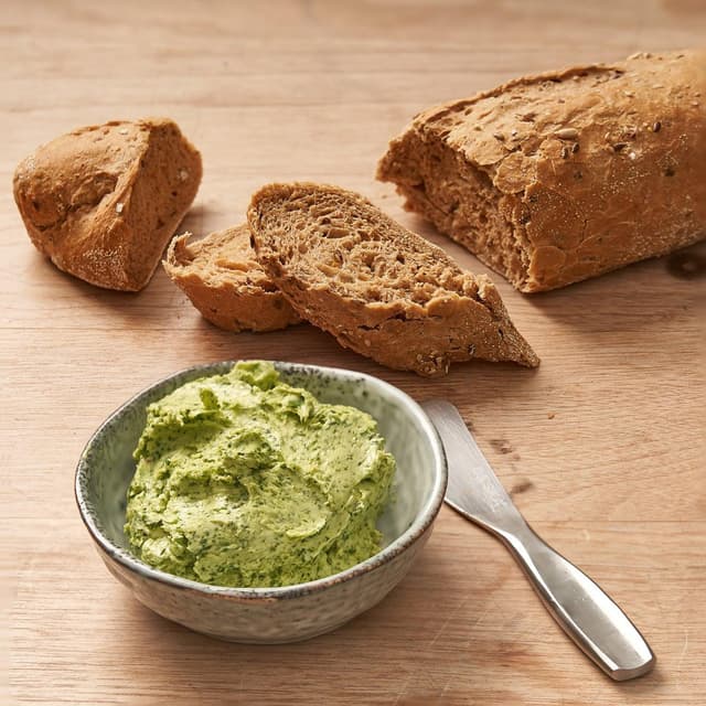 Stokbrood met zelfgemaakte kruidenboter